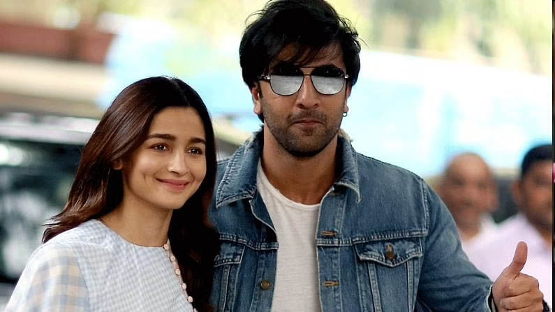 बॉलिवूड अभिनेता रणबीर कपूर (Ranbir Kapoor) आणि आलिया भट्ट (Alia Bhatt) यांच्या प्रेमप्रकरणाच्या बातम्या बऱ्याच दिवसांपासून चर्चेत आहेत. सध्या दोघेही एकमेकांबरोबर जास्तीत जास्त वेळ घालवताना दिसतात. रणबीर आणि आलिया मीडियासमोरही एकत्र फोटो पोज देताना दिसतात.