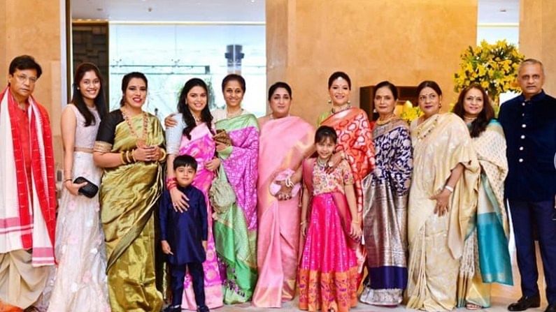 राष्ट्रवादीचे अध्यक्ष शरद पवार यांचा कुटुंब कबिला फार मोठा आहे. कुठल्याही सणवार किंवा कौटुंबिक सोहळ्याच्या निमित्ताने पवार कुटुंब जेव्हा एकत्र भेटतं, तेव्हा जल्लोष पाहायला मिळतो. या सोहळ्यांचे फोटो सोशल मीडियावर अनेकांचं लक्ष वेधून घेतात