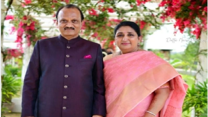 उपमुख्यमंत्री अजित पवारही आपल्या सख्ख्या पुतणीच्या लग्नाला सपत्नीक हजर होते. सुप्रिया सुळे यांनी दादा अजित पवार आणि वहिनी सुनेत्रा पवार यांचा फोटो शेअर करत, आनंदी राहा, असं लिहिलं आहे.