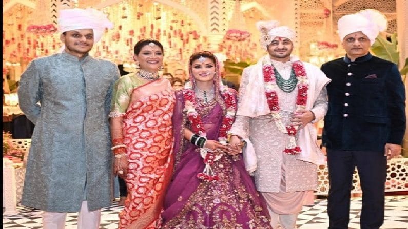 पवार कुटुंबातील अशाच एका सोहळ्याचे फोटो राष्ट्रवादीच्या खासदार सुप्रिया सुळे यांनी शेअर केले आहेत. सुप्रिया सुळे यांची भाची म्हणजेच चुलत बंधू श्रीनिवास पवार यांची कन्या मिथिला पवार यांच्या विवाहाचे हे फोटो आहेत. सुळेंनी नवदाम्पत्याचे फोटो शेअर करत शुभाशीर्वाद दिले आहेत.