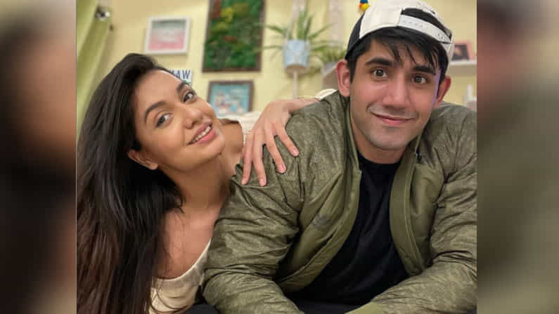 अभिनेता वरुण सूद (Varun Sood) सध्या टीव्ही रिअॅलिटी शो 'खतरों के खिलाडी 11' मध्ये दिसत आहे. त्याचबरोबर त्याची मैत्रीण दिव्या अग्रवाल (Divya Agarwal) बिग बॉस ओटीटीमध्ये (Bigg boss OTT) दिसणार आहे. दिव्याला तिच्या बॉयफ्रेंड वरूण याच्या सूदसोबत पुढील वर्षी म्हणजेच 2022 मध्ये लग्न करायचे आहे. एका मुलाखतीत तिने सांगितले होते की, तिला आणि वरुणला लग्न करण्यापूर्वी घर मिळवण्याचे स्वप्न पूर्ण करायचे आहे.