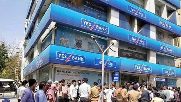 Yes Bank interest rates Changed on Fixed Deposit: येस बँकेच्या ग्राहकांसाठी एक महत्त्वाची बातमी आहे. या खासगी बँकेने अलीकडेच FD वर उपलब्ध व्याजदर अर्थात मुदत ठेव (FD) मध्ये बदल केलाय. बँकेने बदललेले व्याजदर 5 ऑगस्टपासून लागू झालेत. या बँकेतही तुम्ही 10,000 रुपयांसह FD मध्ये गुंतवणूक करू शकता. बँक 7 दिवसांपासून 10 वर्षांपर्यंत FD सुविधा देते. तुम्ही तुमच्या गरजेनुसार आणि सोयीनुसार गुंतवणूक करू शकता. येथे आम्ही तुम्हाला नवीन व्याज दराबद्दल सांगत आहोत.