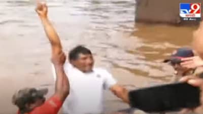 VIDEO : संयमाचा बांध फुटला, कोल्हापूरच्या सिये गावाच्या गावकऱ्यांची पंचगंगेत उडी, पोलिसांची मोठी दमछाक