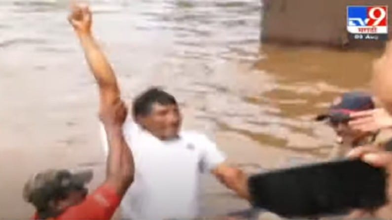 VIDEO : संयमाचा बांध फुटला, कोल्हापूरच्या सिये गावाच्या गावकऱ्यांची पंचगंगेत उडी, पोलिसांची मोठी दमछाक VIDEO : संयमाचा बांध फुटला, कोल्हापूरच्या सिये गावाच्या गावकऱ्यांची पंचगंगेत उडी, पोलिसांची मोठी दमछाक