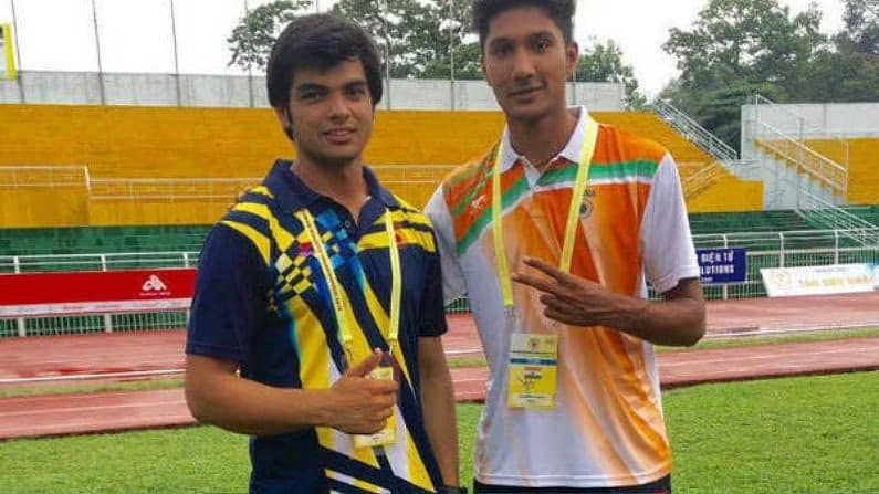 नीरजच्या या खास मित्राचं नाव आहे तेजस्विन शंकर. भारताकडून लांब उडी खेळणाऱ्या तेजस्विनची नीरजची पहिली भेट 2015 मध्ये झाली होती. त्यानंतर पुढच्याच वर्षी साउथ एशियन गेम्समध्ये दोघेही सर्वात तरुण खेळाडू असल्याने एकत्रच वेळ घालवू लागले आणि तेथून त्यांची मैत्री आणखी घट्ट झाली.