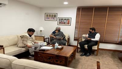 पूरग्रस्तांना विम्याचे पैसे लवकर मिळावे, देवेंद्र फडणवीसांचं केंद्रीय अर्थमंत्र्यांना साकडं; पुनर्विकासासाठीही महत्वाची मागणी