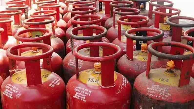 PM Ujjwala Yojana 2.0 : आज पंतप्रधान नरेंद्र मोदी प्रधानमंत्री उज्ज्वला योजना 2.0 लाँच करतील. या टप्प्यात 1 कोटी नवीन कुटुंबांना गॅस जोडणी दिली जाणार आहे. या कार्यक्रमाचे उद्घाटन उत्तर प्रदेशातील महोबा येथे व्हिडीओ कॉन्फरन्सिंगद्वारे होणार आहे. पहिल्या टप्प्यात आतापर्यंत 8 कोटी गरीब कुटुंबांना या योजनेचा लाभ मिळाला आहे. उज्ज्वला योजना 2.0 मध्ये एक कोटी नवीन कुटुंबांना गॅस कनेक्शन वितरित करण्याचे लक्ष्य ठेवण्यात आलेय.