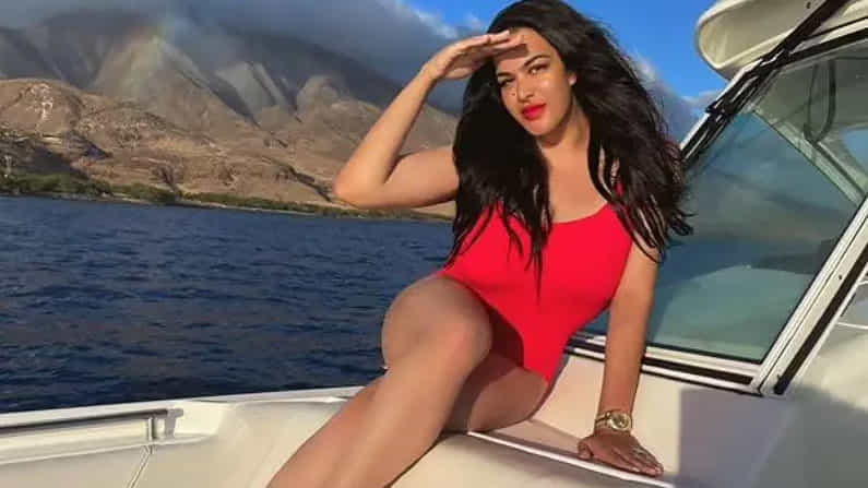 बॉलिवूड स्टार संजय दत्तची (Sanjay Dutt) मुलगी त्रिशाला दत्त (Trishala Dutt) सिनेमाच्या जगातापासून पूर्णपणे दूर आहे आणि तिला अभिनयापासून दूरच राहायचे आहे. पण, त्रिशला त्या सेलिब्रिटींपैकी एक आहे, ज्यांच्या फोटोंची लोक आतुरतेने वाट पाहत असतात.