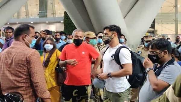 आयपीएल 2021 (IPL 2021) कोरोनाच्या शिरकाव झाल्याने मध्येच थांबवण्यात आली. आता उर्वरीत स्पर्धा युएईमध्ये 19 सप्टेंबरपासून सुरु होणार आहे. यासाठी सर्व संघ व्यवस्थापन आपआपल्या खेळाडूंना युएईला पाठवण्याची तयारी करत असून चेन्नई संघाचे खेळाडूही चेन्नईला पोहोचले आहेत. दरम्यान कर्णधार महेद्रसिंह धोनी (MS Dhoni) चेन्नई विमानतळावर पोहोचला असता त्याला पाहण्यासाठी चाहत्यांनी गर्दी केली होती. त्याचे तेथील फोटोही सोशल मीडियावर व्हायरल होत आहेत.