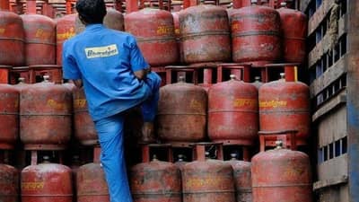LPG cylinder price: तुमचा खिसा आणखी रिकामा होणार, LPG सिलिंडर इतक्या रुपयांनी महागला