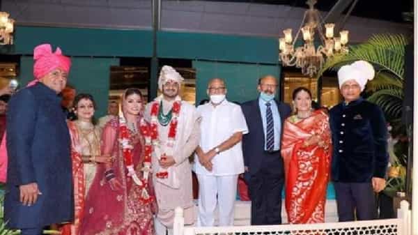 राष्ट्रवादीचे अध्य़क्ष शरद पवार यांचे पुतणे श्रीनिवास पवार यांच्या कन्येचा नुकताच विवाह सोहळा पार पडला. या सोहळ्याला पवारांनी हजेरी लावली होती.