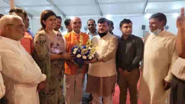 प्रीतम मुंडेंना डावलून मंत्रिपद दिल्याने नाराज, आता पंकजा मुंडेंच्या हस्ते मंत्री भागवत कराड यांचा सत्कार!