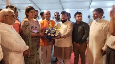 प्रीतम मुंडेंना डावलून मंत्रिपद दिल्याने नाराज, आता पंकजा मुंडेंच्या हस्ते मंत्री भागवत कराड यांचा सत्कार!