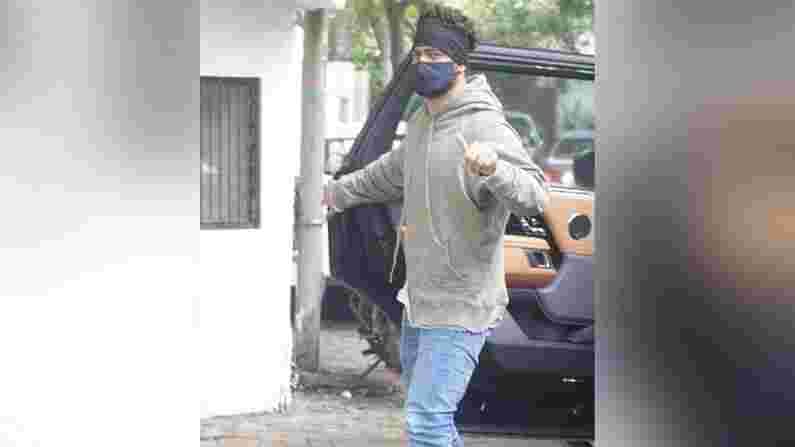 विक्की कौशलने मीडियाला शुभेच्छा दिल्या, अभिनेता खूप स्टायलिश लूकमध्ये दिसत होता.