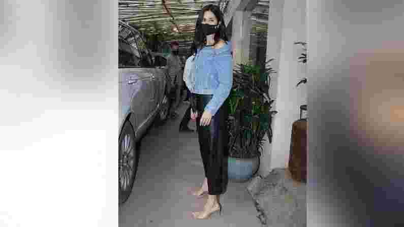 कतरिना कैफ येथे अतिशय सुंदर लूकमध्ये दिसली. या चित्रपटाचे स्क्रीनिंग मुंबईतील प्रसिद्ध सनी सुपर साउंड स्टुडिओमध्ये ठेवण्यात आले होते.