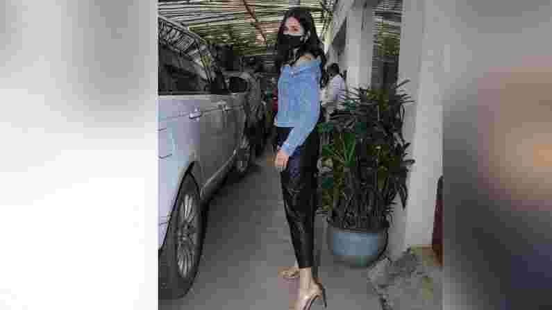 कॅटरिना कैफ सिद्धार्थ मल्होत्राची खूप चांगली मैत्रीण आहे, ज्यामुळे ती चित्रपट पाहण्यासाठी येथे आली.