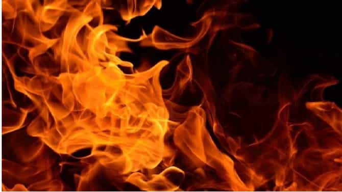 कामावरुन काढून टाकल्याचा राग, पुण्यात चालकाने मालकाची 22 लाखांची कार पेटवली