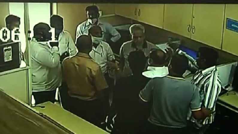 CCTV VIDEO | औरंगाबादेत गुंडगिरी, उद्योजक राम भोगलेंच्या कंपनीत घुसून 10 ते 15 जणांची CEO ना मारहाण