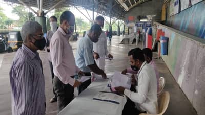 नवी मुंबईत रेल्वे पाससाठी महापलिकेतर्फे 11 रेल्वे स्थानकांवर स्टॉल