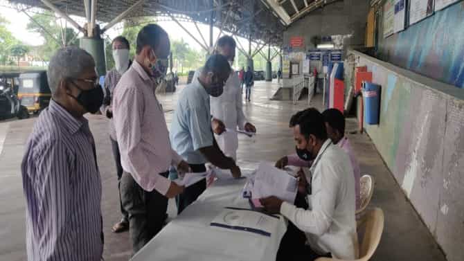 नवी मुंबईत रेल्वे पाससाठी महापलिकेतर्फे 11 रेल्वे स्थानकांवर स्टॉल