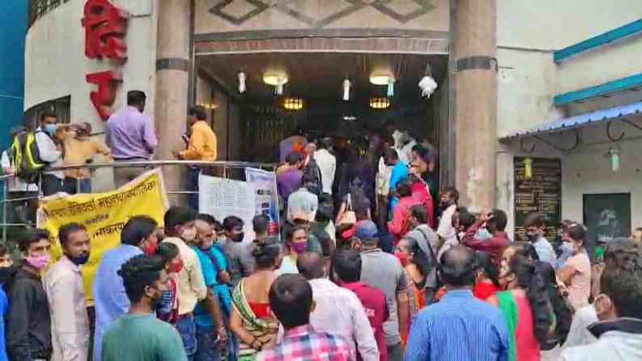 केडीएमसीत नियोजनाचा अभाव, लसीकरण केंद्राबाहेर 1 किमी रांग, नागरिक त्रस्त