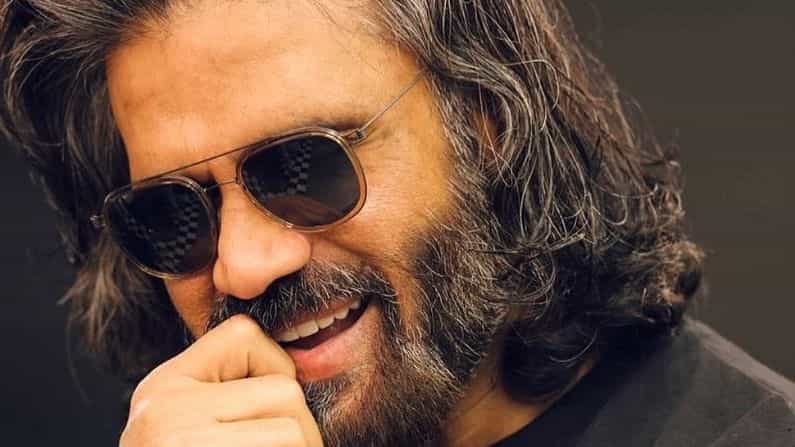 बॉलिवूड अभिनेता सुनील शेट्टी अजूनही लाखो हृदयांवर राज्य करत आहेत. रोमान्स असो किंवा अॅक्शन, सुनील शेट्टी नेहमीच प्रत्येक भूमिकेत बसतात, आज सुनील शेट्टी यांचा वाढदिवस आहे. त्यांचा जन्म 11 ऑगस्ट 1961 रोजी कर्नाटकात झाला होता.