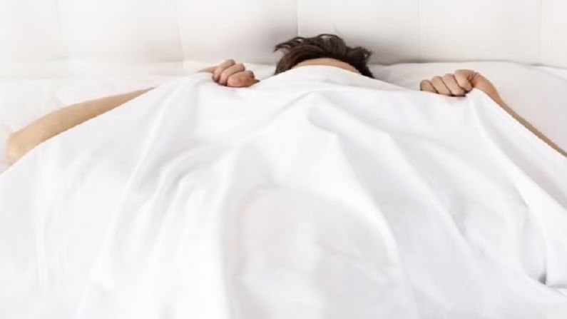 जर तुम्ही डोकं झाकून झोपलात, तर ही सवय तुमच्या मानसिक समस्यांचे एक मोठे कारण बनू शकते. डोके झाकून झोपल्याने मेंदूच्या पेशींची वाढ थांबते आणि ऑक्सिजनचे प्रमाण कमी होते. त्याचे गंभीर परिणाम देखील होऊ शकतात. त्यामुळे डोके झाकून झोपण्याची सवय सोडा.