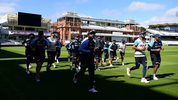 भारत आणि इंग्लंड (India vs England) यांच्यातील पहिला कसोटी सामना अनिर्णीत सुटल्यानंतर आता दुसरा सामना गुरुवारपासून (12 ऑगस्ट) लॉर्ड्स मैदानावर सुरु होणार आहे. पण या मैदानावर भारतीय फलंदाजाचे रेकॉर्ड खास नसल्याने भारतीय संघावर तणाव आहे. त्यामुळे सर्व खेळाडू कसून सराव करत आहेत. बीसीसीआयने खेळाडूंचे फोटो ट्विटरवरुन शेअर केले आहेत.