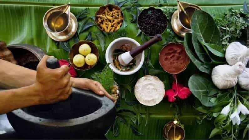 मजबूत प्रतिकारशक्ती रोग-सूक्ष्मजीवांपासून आपले संरक्षण करते आणि गंभीर लक्षणे विकसित होण्याचा धोका कमी करते. मजबूत रोग प्रतिकारशक्ती निर्माण करणे कठीण काम नाही. यासाठी निरोगी जीवनशैली पाळा. यासाठी, नैसर्गिक उत्पादने, मसाले, औषधी वनस्पती आणि संपूर्ण धान्य, चांगली झोप आणि नियमित व्यायाम करा. रोग प्रतिकारक शक्ती वाढवण्यासाठी आयुर्वेदिक पदार्थांचा आहारात समावेश करा.