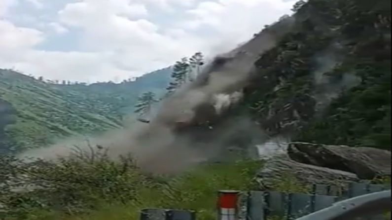 VIDEO : हिमाचल प्रदेशात नॅशनल हायवेवर दरड कोसळली, ढिगाऱ्याखाली बस आणि दोन कार, भयानक थरार