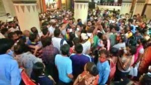 कल्याणमध्ये 72 वर्षीय आजी रांगेत, 8 तास उभं राहिल्यानं तरुणही कोसळला, तरीही लसीचं कुपन नाहीच