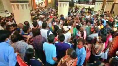 कल्याणमध्ये 72 वर्षीय आजी रांगेत, 8 तास उभं राहिल्यानं तरुणही कोसळला, तरीही लसीचं कुपन नाहीच