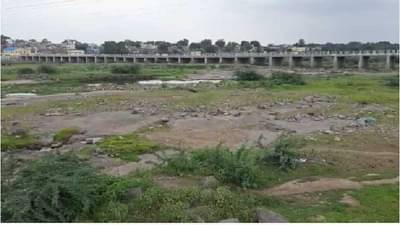 राज्यात एकीकडे अतिवृष्टीचा फटका दुसरीकडं दुष्काळाचं संकट, जळगावच्या अंमळनेरमध्ये भीषण स्थिती