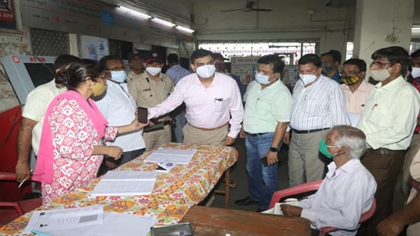 ऑफलाईन रेल्वेपास प्रक्रिया सुरु होताच ठाण्याचे पालिका आयुक्त रेल्वे स्टेशनवर, काम कसं सुरुय? सर्व गोष्टींची शाहनिशा