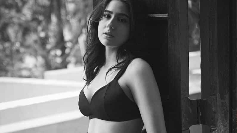 आज (12 ऑगस्ट) बॉलिवूडची सुंदर अभिनेत्री सारा अली खान (Sara Ali Khan) हिचा वाढदिवस आहे. सारा बॉलिवूडची सुपरहिट अभिनेत्री म्हणून प्रेक्षकांसमोर आली आहे. जिथे त्याने अनेक मोठ्या स्टार्ससोबत मोठ्या चित्रपटांमध्ये काम केले आहे. यासह, लवकरच ती अनेक मोठ्या चित्रपटांमध्ये दिसणार आहे. अभिनेत्रींची लोकप्रियताही दिवसेंदिवस वाढत आहे. तिला सतत चित्रपटांमध्ये काम मिळत आहे.