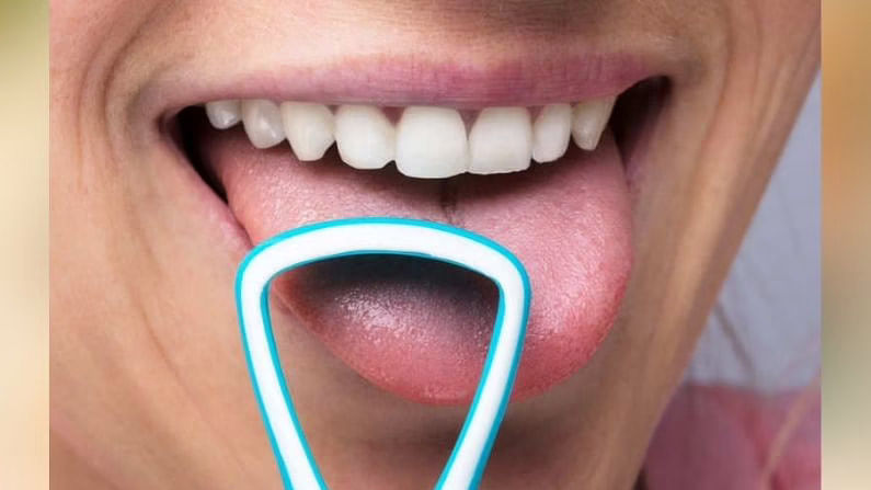 आयुर्वेदामध्ये दात आणि जीभ व्यवस्थित स्वच्छ करा, असे नेहमी सांगितले गेले आहे. यामुळे तोंडातील जीवाणू दूर होतात. यामुळे, सर्व जीवाणू आपल्या शरीरात प्रवेश करू शकत नाहीत आणि शरीर सर्व रोगांपासून संरक्षित राहते.