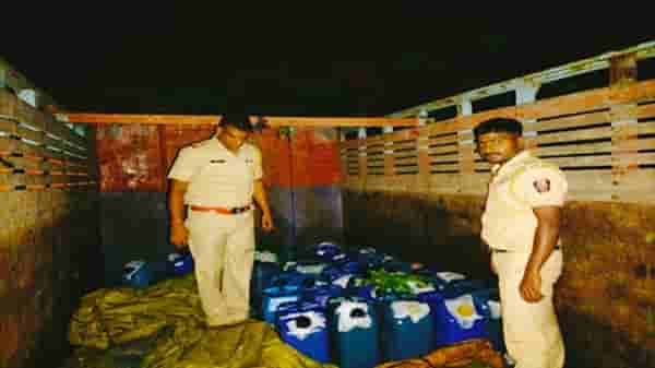 पुणे सोलापूर महामार्गावर चोर पोलिसांमध्ये सिनेस्टाईल थरार, 60 किमी चोरांचा पाठलाग, डिझेलचोर ट्रक सोडून पळाले!