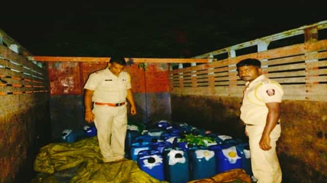 पुणे सोलापूर महामार्गावर चोर पोलिसांमध्ये सिनेस्टाईल थरार, 60 किमी चोरांचा पाठलाग, डिझेलचोर ट्रक सोडून पळाले!