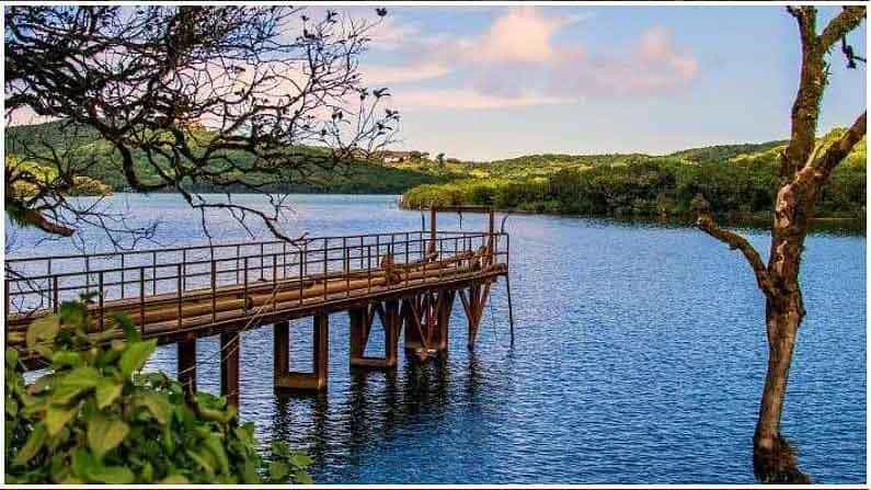 महाबळेश्वर (Mahabaleshwar) हे महाराष्ट्रातील सर्वात लोकप्रिय पर्यटन स्थळांपैकी एक आहे. समुद्रसपाटीपासून 1372 मीटर उंचीवर हे एक लोकप्रिय आणि सुंदर हिल स्टेशन आहे. हे शहर पुण्यापासून सुमारे 123 किमी अंतरावर आहे. ब्रिटीश काळात महाबळेश्वर बॉम्बे प्रेसिडेन्सीची उन्हाळी राजधानी होती. इतिहासातील मनोरंजक माहितीसह, आपण येथे सुंदर निसर्गरम्य देखाव्यांचा आनंद देखील घेऊ शकता. जर, तुम्ही महाबळेश्वरला भेट देण्याचा विचार करत असाल, तर येथे अशी काही ठिकाणे आहेत ज्यांना तुम्ही अवश्य भेट दिलीच पाहिजेत.
