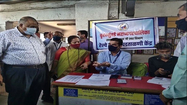 कोव्हिड लसीकरण पडताळणी प्रक्रियेपासून सुट्टी, लोकल प्रवाशांना आता ई-पास मिळणार कोव्हिड लसीकरण पडताळणी प्रक्रियेपासून सुट्टी, लोकल प्रवाशांना आता ई-पास मिळणार