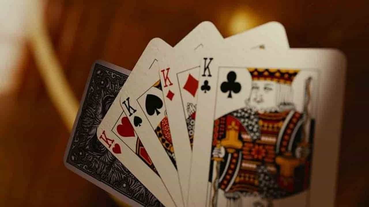 इचलकरंजीत मोकळ्या शेडमध्ये 3 पानी जुगाराचा अड्डा, 7 जण पोलिसांच्या ताब्यात
