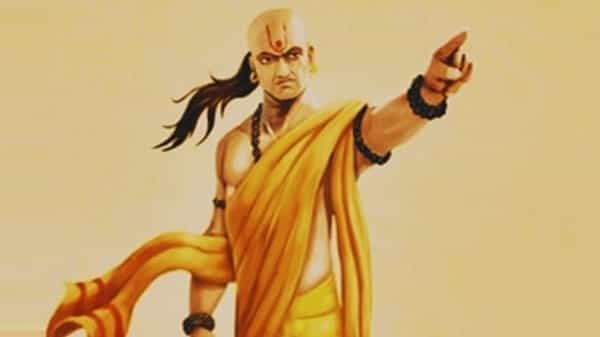 आचार्य आपल्या धोरणात म्हणतात की ज्या व्यक्तीचे ज्ञान पुस्तकांमध्ये बंदिस्त आहे आणि ज्याने आपली संपत्ती इतरांच्या हाती सोपवली आहे, तो गरज असतानाही कोणत्याही ज्ञानाचा किंवा संपत्तीचा वापर करू शकत नाही.