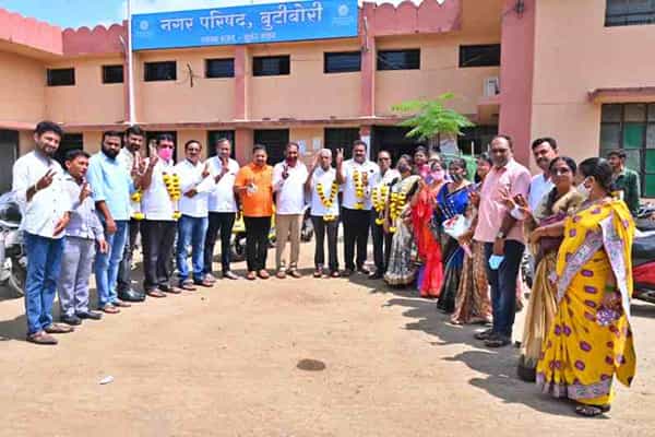 महाराष्ट्रात भाजप-शिवसेनेची युती होईल की नाही माहित नाही, पण विरोधीपक्ष नेते देवेंद्र फडणवीस यांच्या नागपूर जिल्ह्यातील बुटीबोरी नगरपरिषदेत भाजप आणि शिवसेना एकत्र आलीय.
