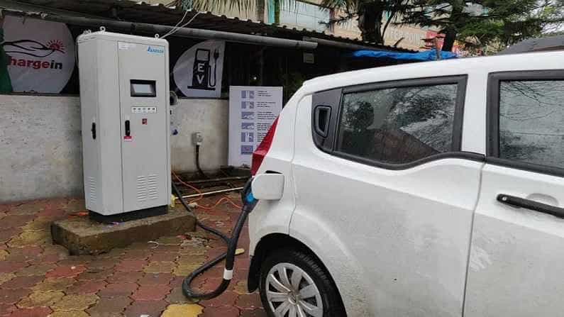 नीती आयोगाने इलेक्ट्रिक वाहनांसाठी (ईव्ही) चार्जिंग नेटवर्क उभारण्यासाठी धोरणे आणि निकष मांडण्यासाठी राज्य सरकार आणि स्थानिक संस्थांना एक नवीन हँडबुक जारी केलेय. चार्जिंग इन्फ्रास्ट्रक्चर वाढवणे आणि देशातील इलेक्ट्रिक मोबिलिटीमध्ये जलद संक्रमण सुलभ करणे हे त्याचे उद्दिष्ट आहे. हे हँडबुक इलेक्ट्रिक वाहनांसाठी चार्जिंग इन्फ्रास्ट्रक्चर स्थापित करण्यासाठी NITI आयोग, ऊर्जा मंत्रालय, विज्ञान आणि तंत्रज्ञान विभाग, ऊर्जा कार्यक्षमता ब्यूरो आणि वर्ल्ड रिसोर्स इन्स्टिट्यूट इंडिया यांनी संयुक्तपणे विकसित केले आहे.
