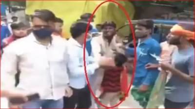VIDEO: बजरंग दलाच्या कार्यकर्त्यांकडून लहान मुलीसमोरच वडिलांना मारहाण, मुलीची गयावया, पोलीस बघ्याच्या भूमिकेत