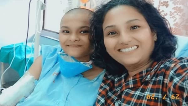 कॅन्सरने खूप छळलं, वडिलांना हिरावलं, नंतर मुलीलाही घेरलं, पण बदलापूरच्या रियाने आजाराला गाडलं, डोळ्यांमध्ये पाणी आणणारी कहाणी