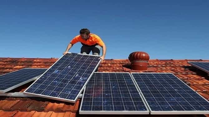 संपूर्ण घरासाठी लागणाऱ्या वीजेची निर्मिती सौरउर्जेतून करायचेय? जाणून घ्या किती सोलर पॅनल लागतील?