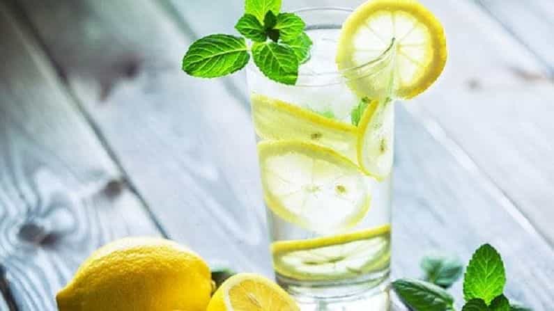 लिंबू पाणी तुमची भूक नियंत्रित करते - रक्तातील साखरेचं संतुलन राखणारे पेक्टिन या विद्रव्य फायबरमुळे लिंबाचं पाणी भूक नियंत्रित करण्यास मदत करते. हे रक्तातील साखर नियंत्रित करण्यासही उपयोगी ठरतं.