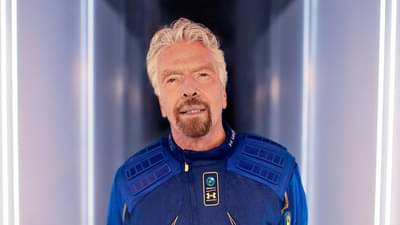 ज्यांनी पहिल्यांदा अवकाश भ्रमंती करत जेफ बेजोसलाही मागे सोडले, कोण आहेत रिचर्ड ब्रॅन्सन?