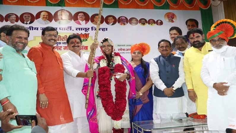 'ओबीसींचं आरक्षण वाचवा, अन्यथा उद्रेक होईल', पंकजा मुंडेंचा महाविकास आघाडी सरकारला इशारा 'ओबीसींचं आरक्षण वाचवा, अन्यथा उद्रेक होईल', पंकजा मुंडेंचा महाविकास आघाडी सरकारला इशारा